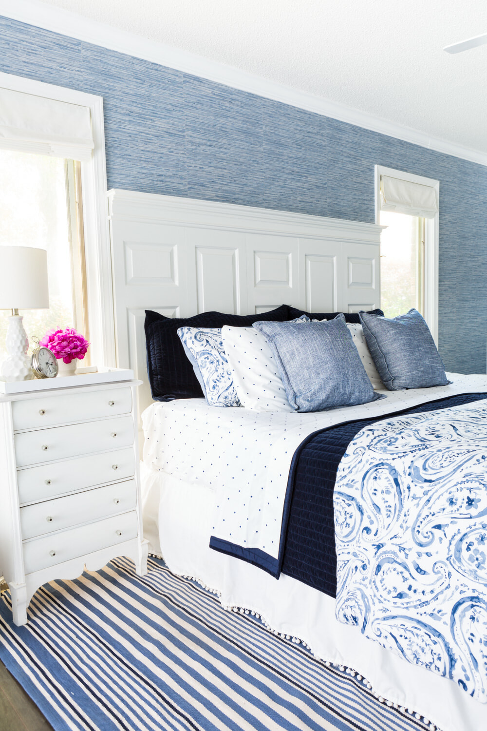 Dormitorio decorado con paleta de colores azul y blanco.