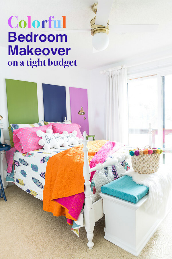 Habitación colorida con paredes blancas y toques de colores vibrantes en toda la habitación.
