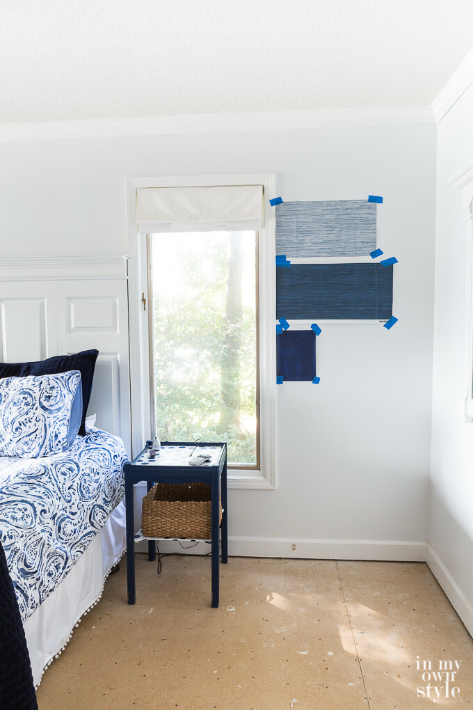 Patrones de papel tapiz azul y blanco en la pared