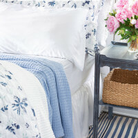 Ropa de cama azul y blanca asequible. Las sábanas de Bedsure son hermosas y están bien hechas.